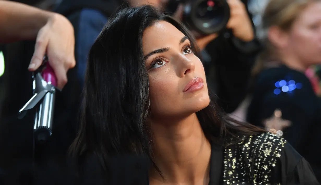 Model Kendall Jenner saat berada di belakang panggung Victoria's Secret Fashion Show 2018 di Pier 94 di New York, AS (8/11).  (AFP Photo/Getty Images/Dia Dipasupil)