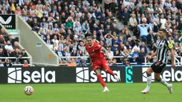 Darwin Nunez (kiri), yang baru bermain di menit ke-77 berhasil mencetak gol penyeimbang ke gawang Newcastle United setelah mengelabui Fabian Schar (kanan). (AFP/Lindsey Parnaby)