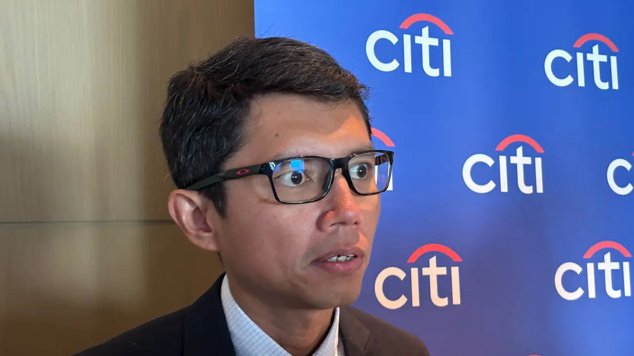 Ekonom Citi Indonesia Helmi Arman usai konferensi pers kinerja keuangan Citi Indonesia, di Jakarta, Rabu (22/5/2024). Ekonomi Citi ini berharap Bank Indonesia menahan suku bunga. (Tira/Liputan6.com)