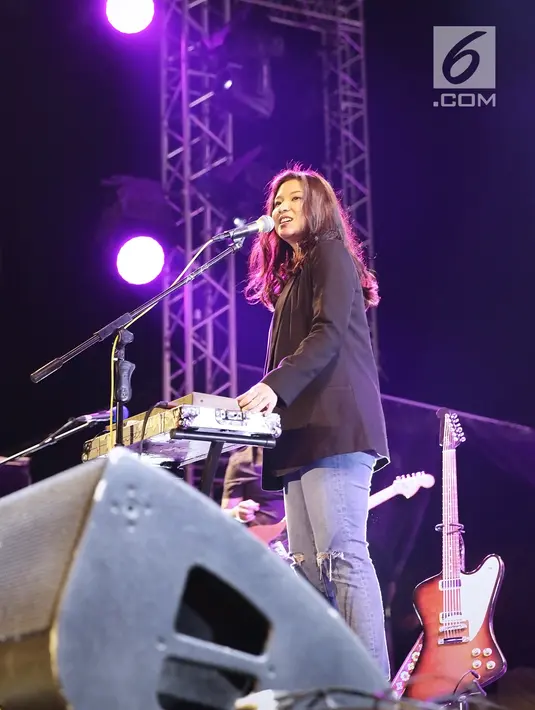 Penampilan solois asal Jakarta Danilla Riyadi selama Prambanan Jazz Festival 2019 di Komplek Taman Wisata Candi Prambanan, Jumat (5/7/2019). Danilla Riyadi menyajikan lagu seperti Berdistraksi, Ada di Sana dan AAA. (Fimela.com/Bambang E. Ros)