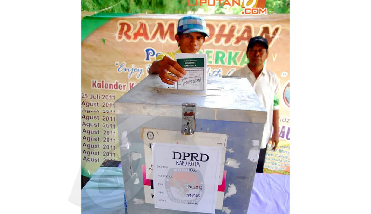 Usai menggunakan hak politiknya, seorang warga Pancoran Mas Kota Depok, Jawa Barat, memasukkan surat suara ke dalam kotak suara untuk DPRD Kab/Kota, Minggu (13/4/2014). (Liputan6.com/Miftahul Hayat)