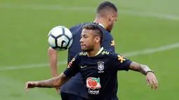 Penyerang Brasil, Neymar Jr berusaha mengontrol bola saat mengikuti sesi latihan di Porto Alegre, Brasil, (29/8). Brasil akan menghadapi Ekuador dalam pertandingan sepak bola kualifikasi Piala Dunia 2018 pada 31 Agustus. (AP Photo / Andre Penner)