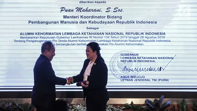 Disaksikan Megawati, Puan Maharani Dianugerahi Pin Alumni Kehormatan Lemhanas