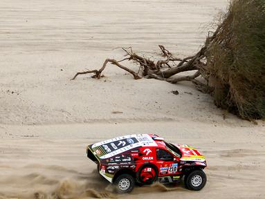 Pebalap Ford, Martin Prokop, saat beraksi di etape 1 Reli Dakar 2023 di Sea Camp, Arab Saudi, Minggu (1/1/2023). (AFP/Franck Fife)