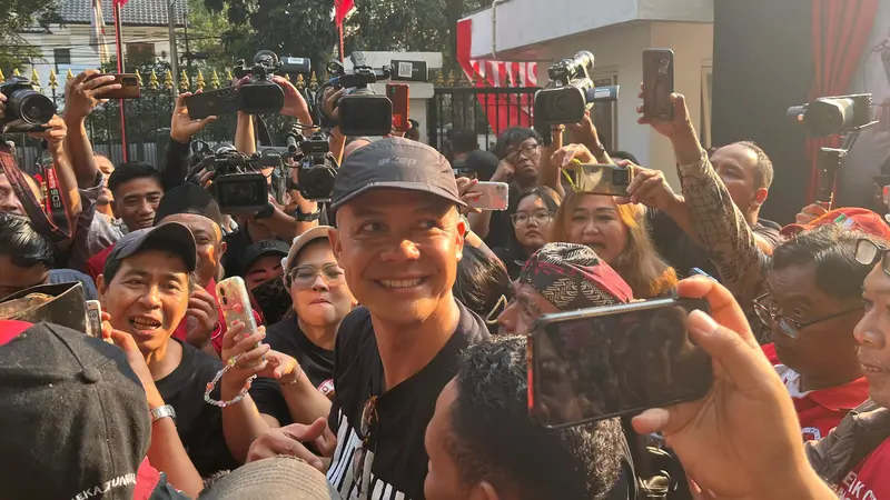 Politikus PDI Perjuangan (PDIP) Ganjar Pranowo hadir menyaksikan penampilan teatrikal bertajuk 'Kudatuli 27 Juli, Kami Tidak Lupa' di Kantor DPP PDIP, Menteng, Jakarta Pusat, Sabtu (27/7/2024).