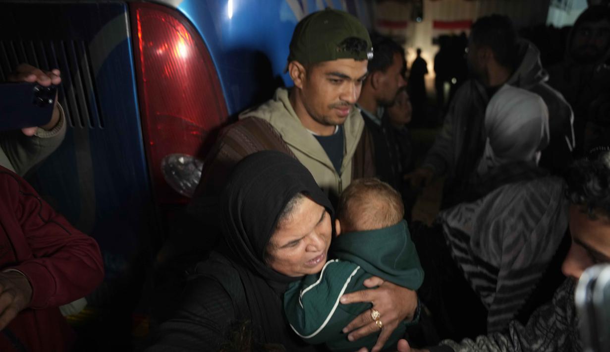Berdasarkan pengaturan yang berlaku, hingga 150 warga Gaza diizinkan meninggalkan wilayah itu setiap hari, sementara hanya 50 warga diperbolehkan masuk dari Mesir setelah melalui prosedur yang ditetapkan. Tampak dalam foto, Amani Omran disambut oleh kerabatnya saat tiba di Rumah Sakit Nasser di Khan Younis, Jalur Gaza selatan, Rabu 4 Februari 2026 pagi waktu setempat, menyusul pembukaan kembali penyeberangan perbatasan Rafah. (AP Photo/Jehad Alshrafi)