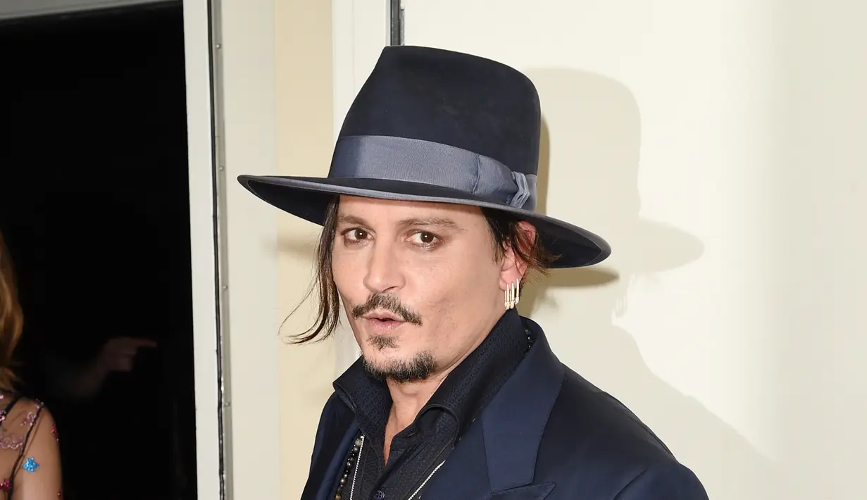 Dilansir dari Mirror, Sabtu (27/05/16), Johnny Depp akhirnya angkat bicara tentang kasus perceraiannya dengan Amber. "Saya berharap penyelesaian tentang kasus pernikahan ini kunjung selesai dengan cepat," tandas Johnny. (AFP/Bintang.com)