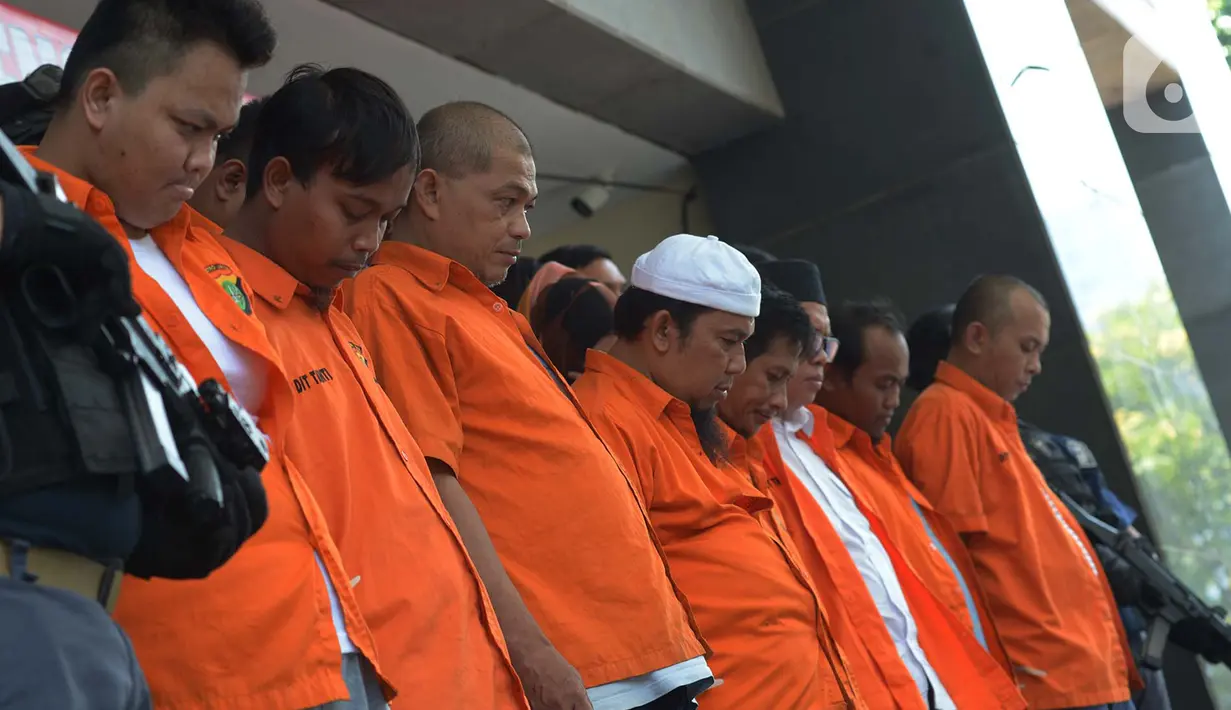Tersangka dihadirkan saat rilis kasus penganiayaan terhadap pegiat media sosial Ninoy Karundeng di Polda Metro Jaya, Selasa (22/10/2019). Polisi menetapkan 15 tersangka dalam kasus penganiayaan terhadap Ninoy Karundeng di Masjid Al Falah, Pejompongan pada 30 September lalu. (merdeka.com/Imam Buhori)