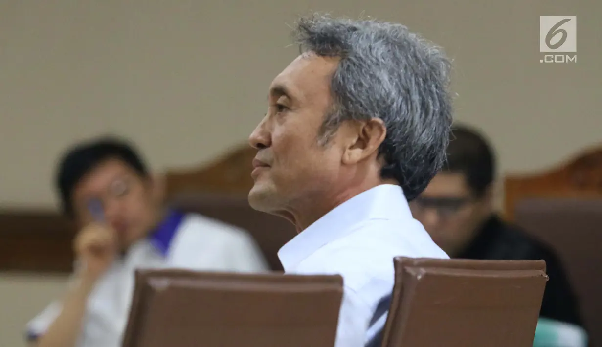 Terdakwa suap panitera Pengadilan Negeri Jakarta Pusat, Eddy Sindoro saat menjadi saksi sidang lanjutan dugaan menghalangi proses penyidikan KPK dengan terdakwa Lucas di Pengadilan Tipikor, Jakarta, Kamis (17/1). (Liputan6.com/Helmi Fithriansyah)