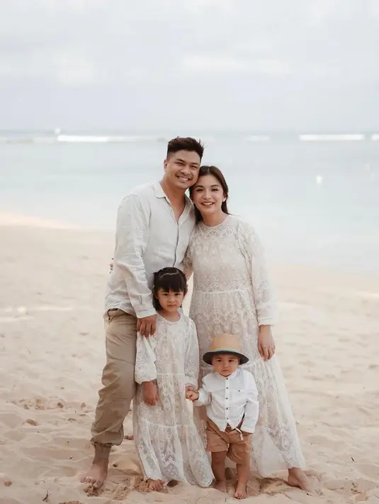 Beginilah momen bahagia keluarga Chelsea dan Glenn saat liburan di Bali. Setelah 2,5 tahun tidak liburan, kini Glenn memboyong keluarga kecilnya untuk liburan sederhana. (Instagram/glennalinskie).
