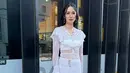 <p>Tampil menawan dengan busana bernuansa putih, penampilannya hampir senada dengan Shenina Cinnamon. Tampil menawan dalam acara bergengsi tersebut, tidak sedikit para penggemar yang memuji penampilannya dalam media sosial Instagram. (Liputan6.com/IG/@laurabas)</p>