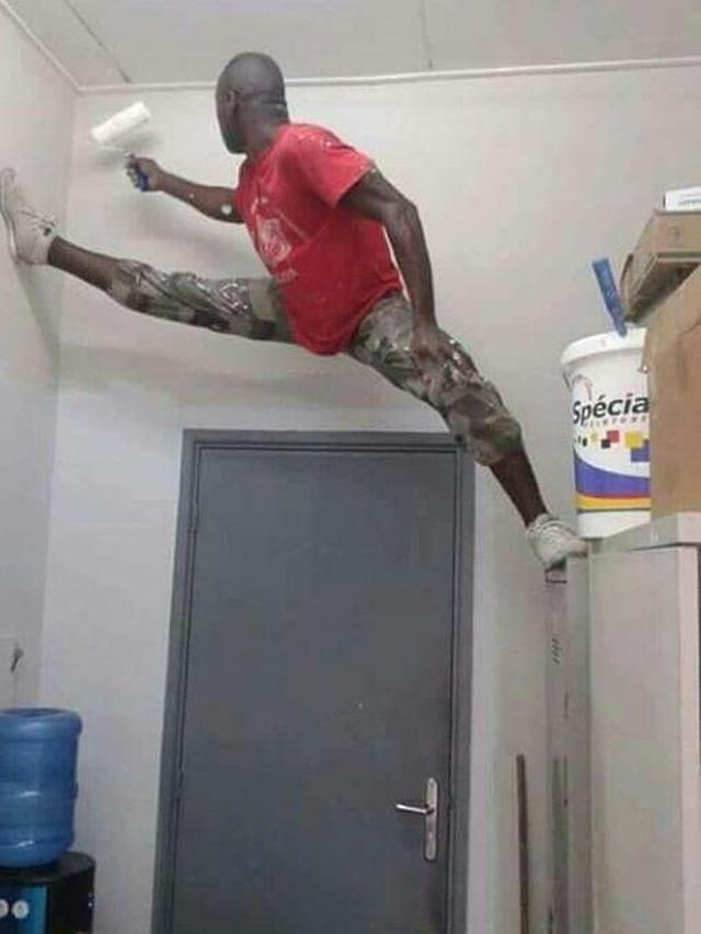 6 Momen Kocak Tukang Bangunan saat Bekerja Ini Bikin Tepuk Jidat