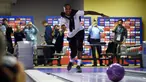 Bek Timnas Inggris, Ashley Young bermain bowling di pusat media Inggris di Repino, dekat St. Petersburg, Rusia, Senin (9/7). Inggris akan menghadapi Kroasia dalam semifinal Piala Dunia 2018. (PAUL ELLIS/AFP)