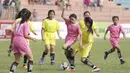 Keseruan pertandingan sepak bola putri yang diadakan untuk membuka turnamen Rusun Cup 2015 di Stadion Soemantri Brodjonegoro, Jakarta. (Bola.com/Vitalis Yogi Trisna)