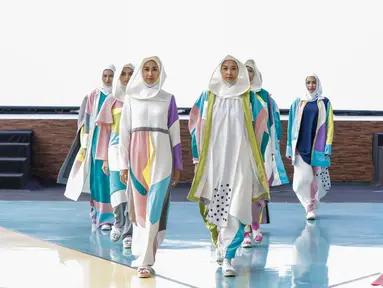 Desainer Naurah Putri menampilkan karyanya di fashion show Islamic Fashion Institute di Bandung. (Liputan6.com/Pool/IFC)