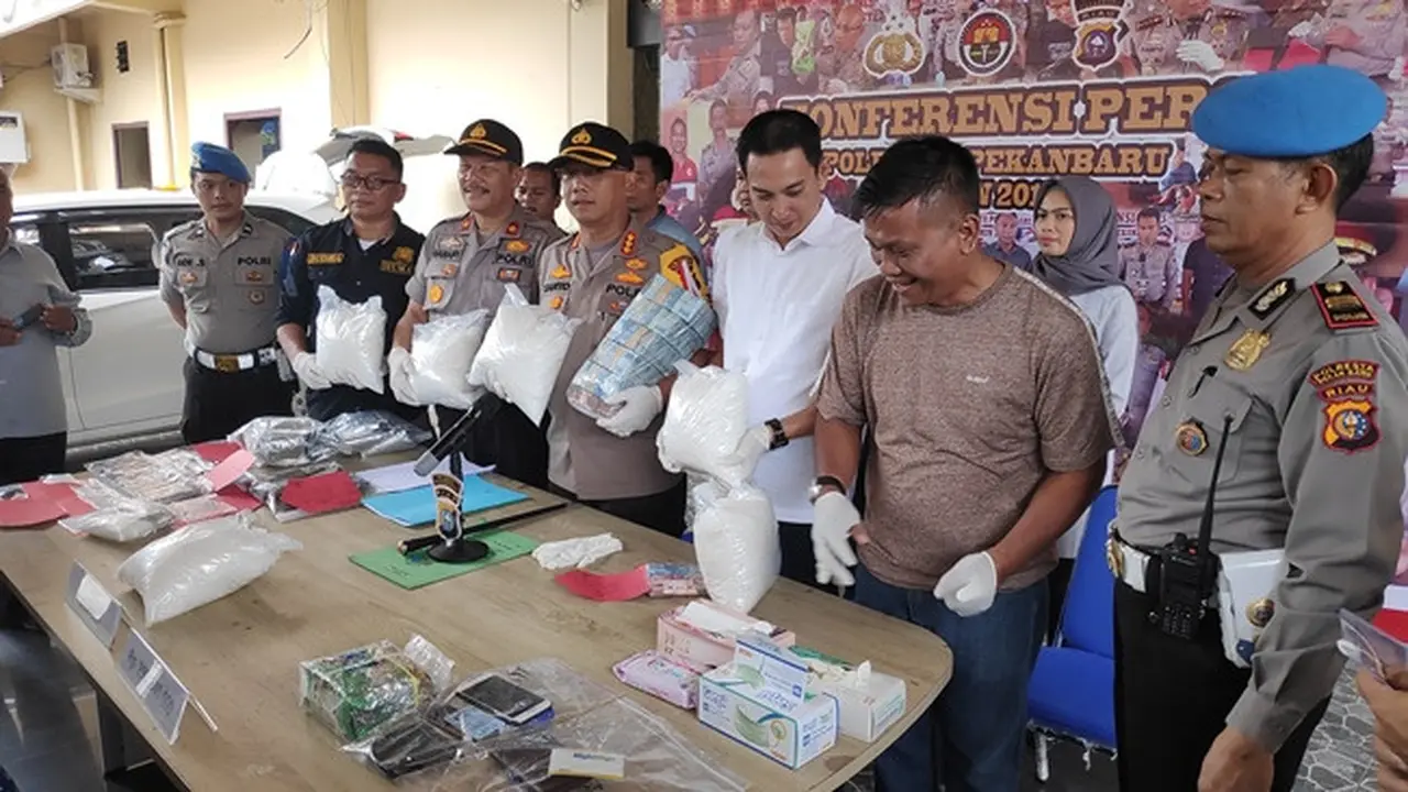 Kapolresta Pekanbaru Komisaris Besar Susanto memperlihatkan 18 kilogram sabu yang dibawa pakai mobil dari Tanjung Pinang.