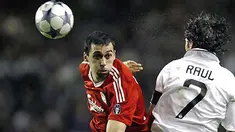 Bek Liverpool, Alvaro Arbeloa (kiri) berduel dengan striker Real Madrid, Raul, dalam partai Liga Champions putaran kedua di Anfield, Liverpool, 10 Maret 2009. AFP PHOTO/PAUL ELLIS