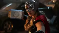 Natalie Portman sebagai Jane Foster di Thor: Love and Thunder. (YouTube Marvel Entertainment)