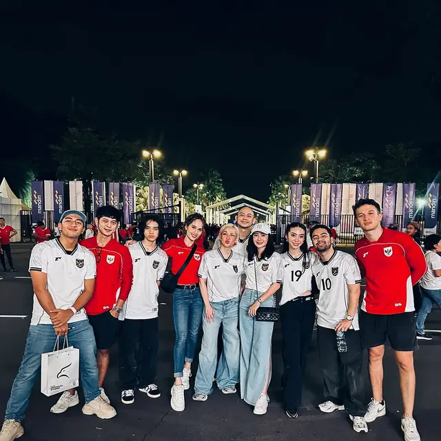 6 Potret Febby Rastanty Nonton Timnas Indonesia Bareng Teman Artis, Suami Sedang Bertugas