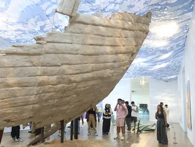 Beberapa anggota komunitas KapalagiClub menyaksikan materi pameran seni di Museum Macan, Jakarta, Sabtu (23/8/2025). (Kapanlagi.com/Budy Santoso)