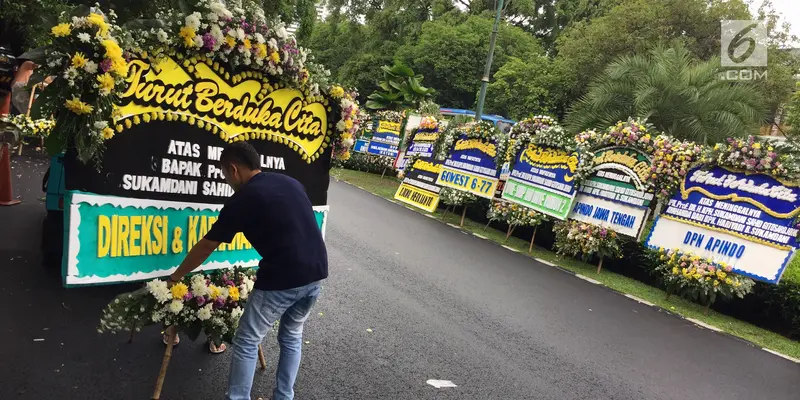 Karangan Bunga untuk Sukamdani Sahid Penuhi Jalan Imam Bonjol