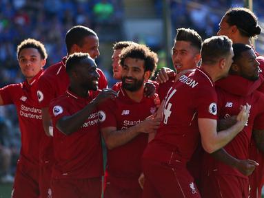 Selebrasi pemain Liverpool dari gol yang dicetak Wijnadum pada laga lanjutan Premier League yang berlangsung di Stadion Millenium, Cardiff, Minggu (21/4). Liverpool menang 2-0 atas Cardiff City. (AFP/Geoff Caddick)