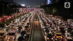 Kemacetan di ruas Jalan Gatot Subroto dan Tol Dalam Kota di Jakarta, Jumat (20/1/2023). Menjelang libur panjang akhir pekan dan tahun baru Imlek sejumlah ruas jalan Ibu Kota terutama yang mengarah keluar kota dipadati kendaraan. (Liputan6.com/Faizal Fanani)