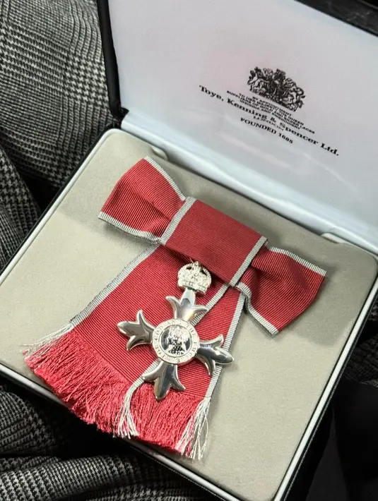 MBE yang diberikan kepada Rose bukan hanya bersifat kehormatan tapi juga 'substantif' karena Rosé termasuk warga negara New Zealand