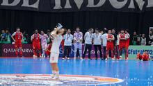Para pemain Timnas Futsal Indonesia melihat pemain Timnas Iran mencium trofi kemenangan dalam Piala Asia Futsal 2026 yang berlangsung di Indonesia Arena, Senayan, Jakarta, Sabtu (07/02/2026). (Bola.com/Bagaskara Lazuardi)