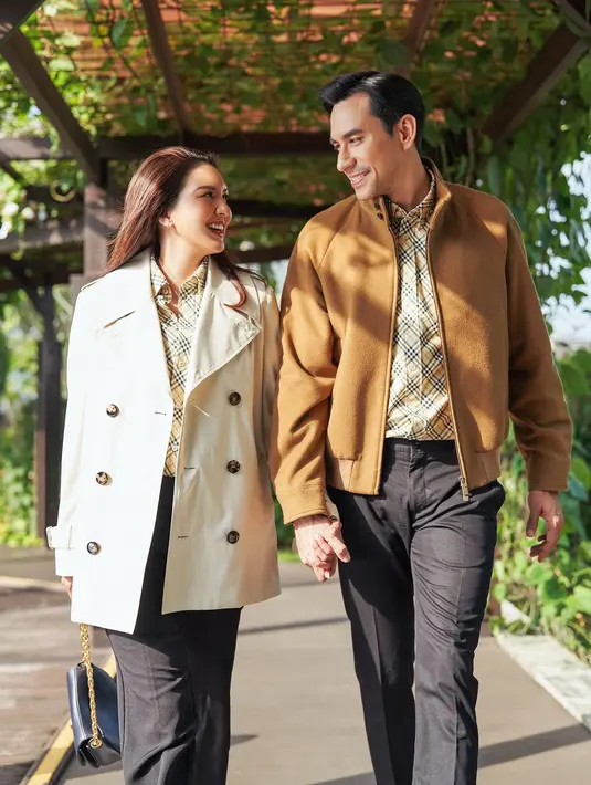 Untuk look formal, Donna Agnesia dan Darius Sinathrya kenakan kemeja monogram dan celana panjang [@dagnesia]