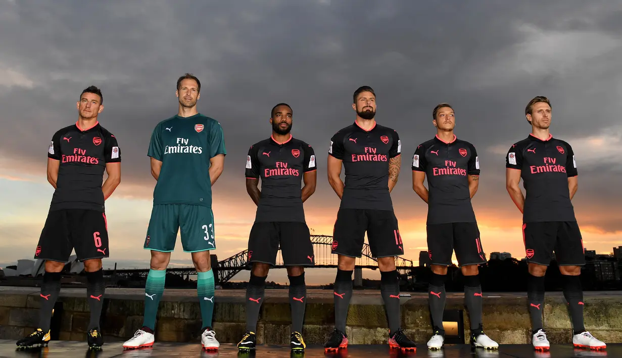 Para pemain Arsenal menjalani sesi pemotretan menggunakan jersey ketiga di Pelabuhan Denison, Sydney, Rabu (12/7/2017). Arsenal melakukan tur pramusim ke Australia dengan melawan Sydney FC dan Sydney Wanderers. (EPA/Paul Miller)