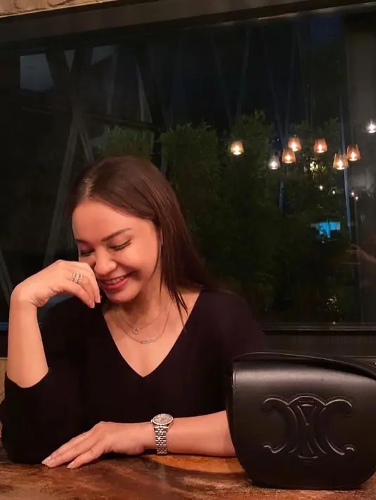 Aksesori sederhana seperti jam tangan dapat menambah definisi lebih pada penampilan kita. Dan perhiasan besar dan berlebihan tidak terlalu mencerminkan gaya high fashion. [@itsrossa910]