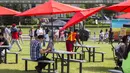 Seorang pekerja membersihkan meja saat Festival Es Krim Toronto di Toronto, Kanada, Sabtu (15/8/2020). Festival Es Krim Toronto diadakan pada 15-16 Agustus 2020 di tengah pandemi COVID-19. (Xinhua/Zou Zheng)