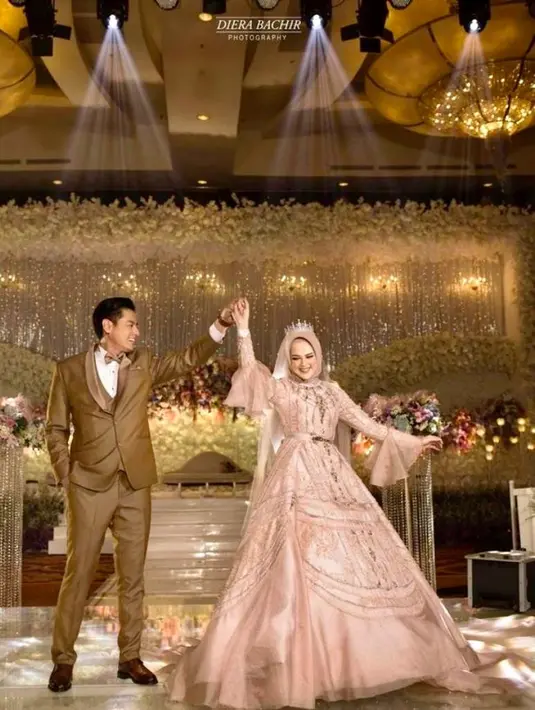 Gaun pernikahan bertabur 300 batu swarovski rancangan Ayu Dyah Andari menemani Cut Meyriska saat menikah dengan Roger Danuarta. [Instagram/dierabachir]