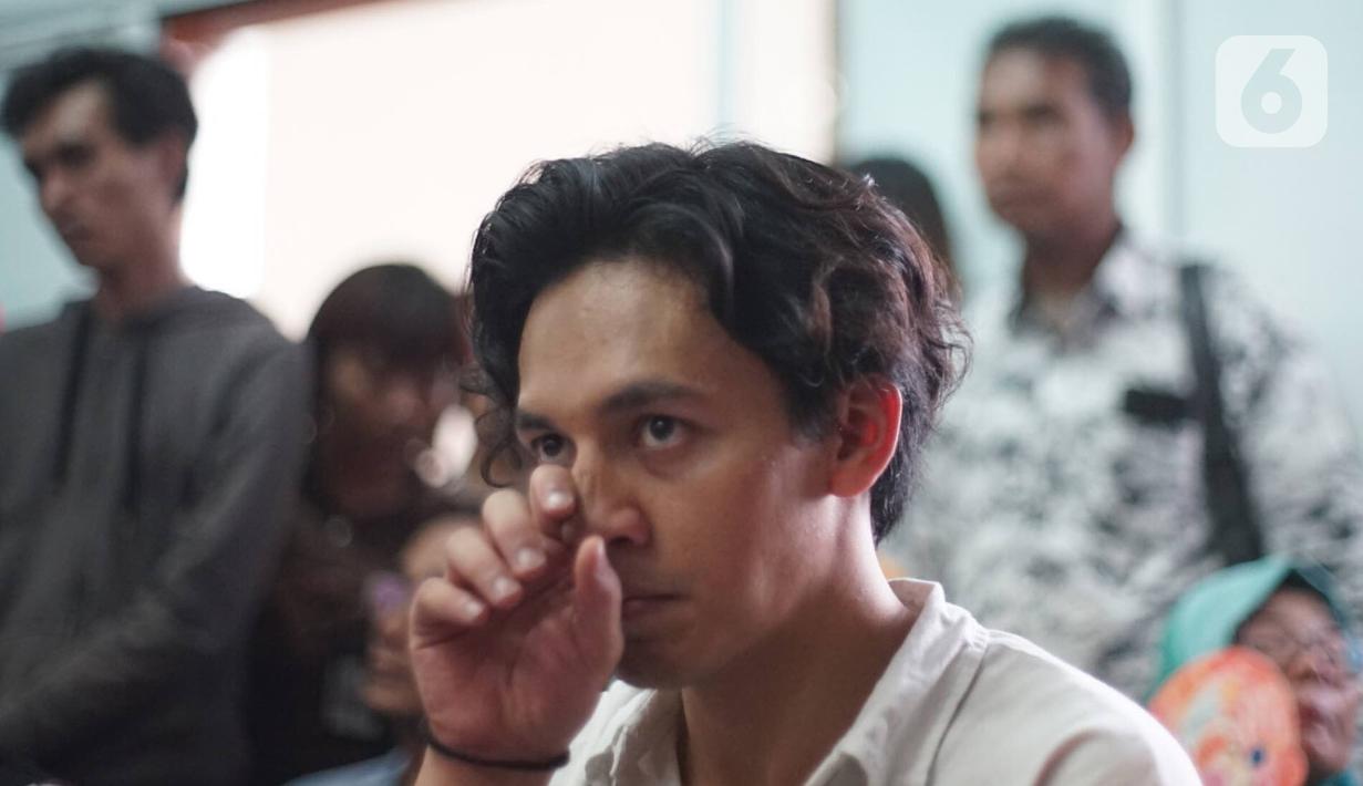 Aktor Jefri Nichol mendengarkan pembacaan tuntutan saat mengikuti sidang lanjutan di Pengadilan Negeri Jakarta Selatan, Senin (21/10/2019).  Jefri Nichol dituntut 10 bulan penjara serta direkomendasikan untuk menjalani rehabilitasi rawat jalan. (Liputan6.com/Immanuel Anto