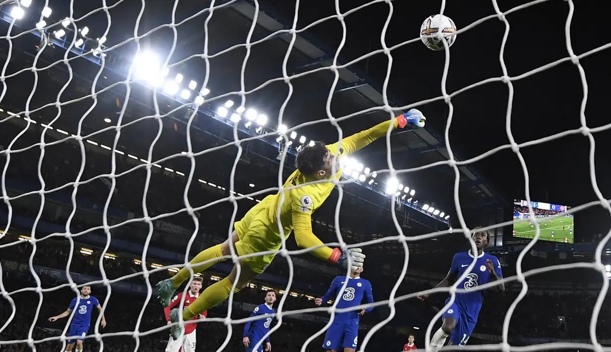 <p>Bola sempat ditepis oleh kiper Chelsea, Kepa Arrizabalaga dan membentur tiang. Pria asal Spanyol itu kemudian berusaha kembali menangkap bola. (AFP/Glyn Kirk)</p>