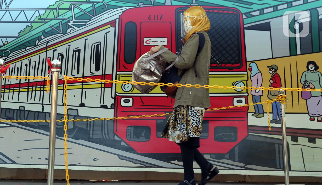 Calon penumpang KRL Commuterline menggunakan pelindung wajah dan masker saat di area pedestrian Stasiun Terpadu Tanah Abang, Jakarta, Kamis (27/8/2020). Guna menekan penyebaran Covid-19, aparat terkait terus menghimbau pentingnya menaati protokol kesehatan. (Liputan6.com/Helmi Fithriansyah)