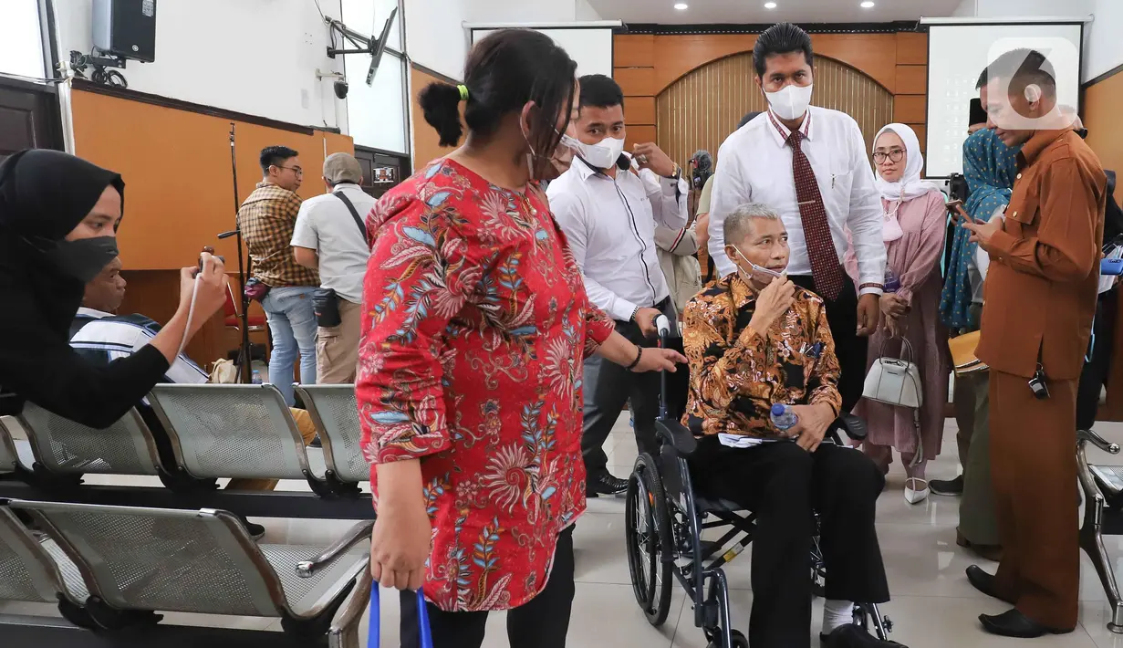 M Kece hadir mengunakan kursi roda usai menjalani persidangan lanjutan terkait kasus penganiayaan oleh terdakwa Irjen Napoleon Bonaparte di Pengadilan Pengadilan Negeri Jakarta Selatan, Kamis (23/6/2022). Sidang yang beragendakan pemeriksaan saksi ini menghadirkan M Kece sebagai saksi pelapor. (Liputan6.com/Herman Zakharia)