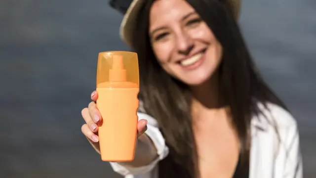 Ilustrasi menggunakan tabir surya khusus rambut/freepik.com/jcomp