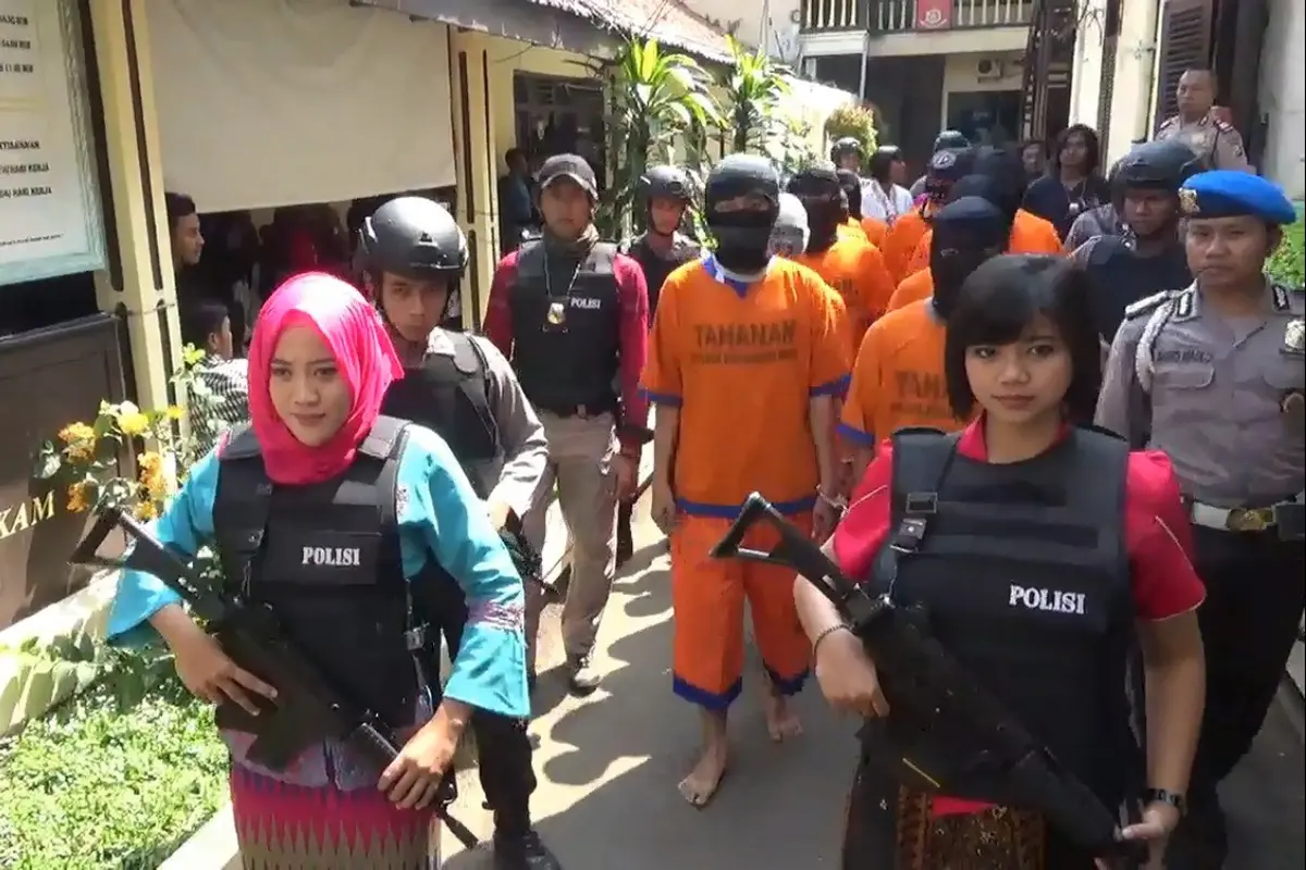 Polwan Berkebaya Tunjukkan Keahlian Bongkar Pasang Senjata