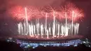 Pesta kembang api menghiasi Stadion Gelora Bung Karno selama upacara penutupan Asian Games 2018 di Jakarta, Minggu (2/9). Sejumlah artis dalam dan luar negeri meriahkan acara penutupan. (AFP Photo/Bay Ismoyo)
