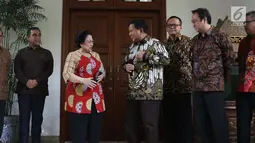 Ketua Umum PDIP, Megawati Soekarnoputri (kedua kiri) bersama Ketua Umum Partai Gerindra, Prabowo Subianto jelang memberikan keterangan usai pertemuan dan makan siang bersama di kediaman Megawati di Jalan Teuku Umar, Jakarta, Rabu (24/7/2019). (Liputan6.com/Helmi Fithriansyah)