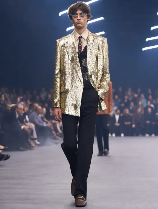 Panggung Valentino SS26 benar-benar tampak berpendar. Michele menghadirkan perpaduan busana pria dan wanita dalam satu garis cerita yang penuh eksperimen.  [Dok/Valentino].