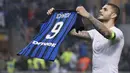 Striker Inter Milan, Mauro Icardi, melakukan selebrasi usai mencetak gol ke gawang AC Milan pada laga Serie A Italia di Stadion Giuseppe Meazza, Milan, Minggu (15/10/2017). Inter Milan menang 3-2 atas AC Milan. (AP/Antonio Calanni)