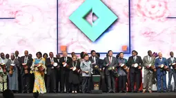 Wapres Jusuf Kalla (tengah) memukul genderang jimbe dalam pembukaan Forum Indonesia Afrika (IAF) 2018 di Bali, Selasa (10/4). IAF merupakan ajang bagi Indonesia dan Afrika untuk meningkatkan kerja sama ekonomi dan perdagangan (SONNY TUMBELAKA/AFP)