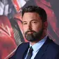 Dilansir dari Ranker, Sandra Bullock mengatakan bahwa ia memberikan permen mint untuk Ben Affleck saat syuting Forces of Nature karena bau mulutnya. (ROBYN BECK/AFP)