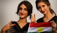 Dua gadis Kurdi Iran berpose saat mengampanyekan referendum untuk kemerdekaan di kota Bahirka, Irak Utara (21/9). Referendum kemerdekaan yang akan diselenggarakan Pemerintah Regional Kurdistan (KRG) akan di gelar pada 25 September. (AFP Photo/Safin Hamed)