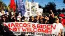 Pengunjuk rasa membawa berbagai spanduk dan poster-poster yang menentang forum Kerjasama Ekonomi Asia-Pasifik (APEC). (AP Photo/Noah Berger)