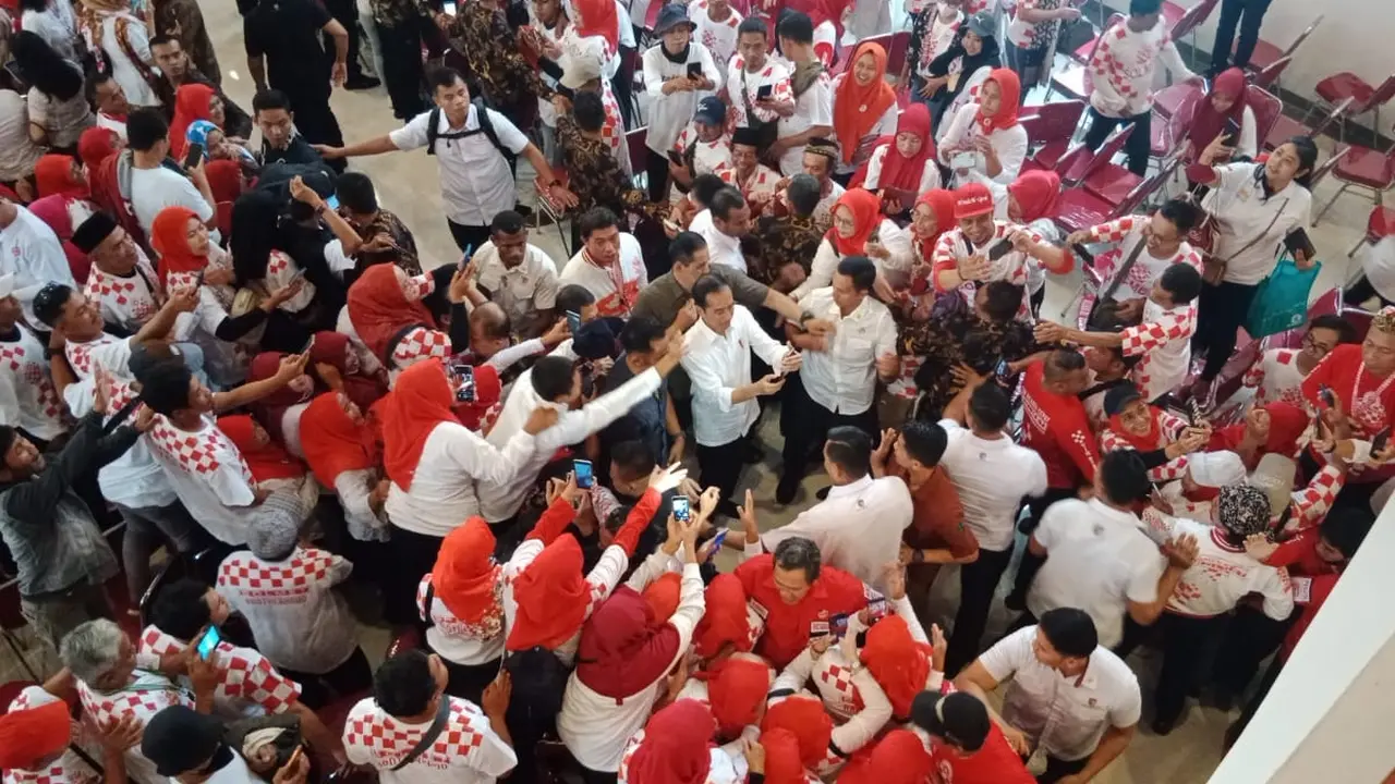 Presiden Joko Widodo atau Jokowi saat menghadiri Rembuknas Relawan Solmet di Bogor, Sabtu (16/9/2023).