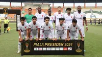 Para pemain starting XI PSM Makassar berfoto bersama jelang menghadapi Persis Solo pada laga matchday kedua Grup A Piala Presiden 2024 di Stadion Si Jalak Harupat, Soreang, Kabupaten Bandung, Senin (22/7/2024). (Bola.com/Abdul Aziz)